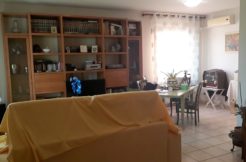 Cesano: casa singola con due appartamenti e  giardino