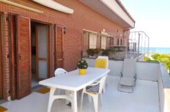 Appartamento con terrazzo vista mare e ingresso indipendente