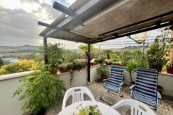 Appartamento con terrazzi, garage doppio e mansarda