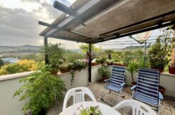 Appartamento con terrazzi, garage doppio e mansarda