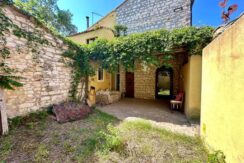 Cielo terra in pietra del Conero in ottimo stato con ampi spazi e giardino