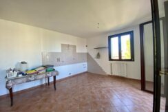 Appartamento ristrutturato in trifamiliare con balcone vista mare