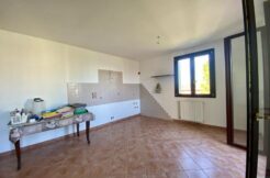 Appartamento ristrutturato in trifamiliare con balcone vista mare